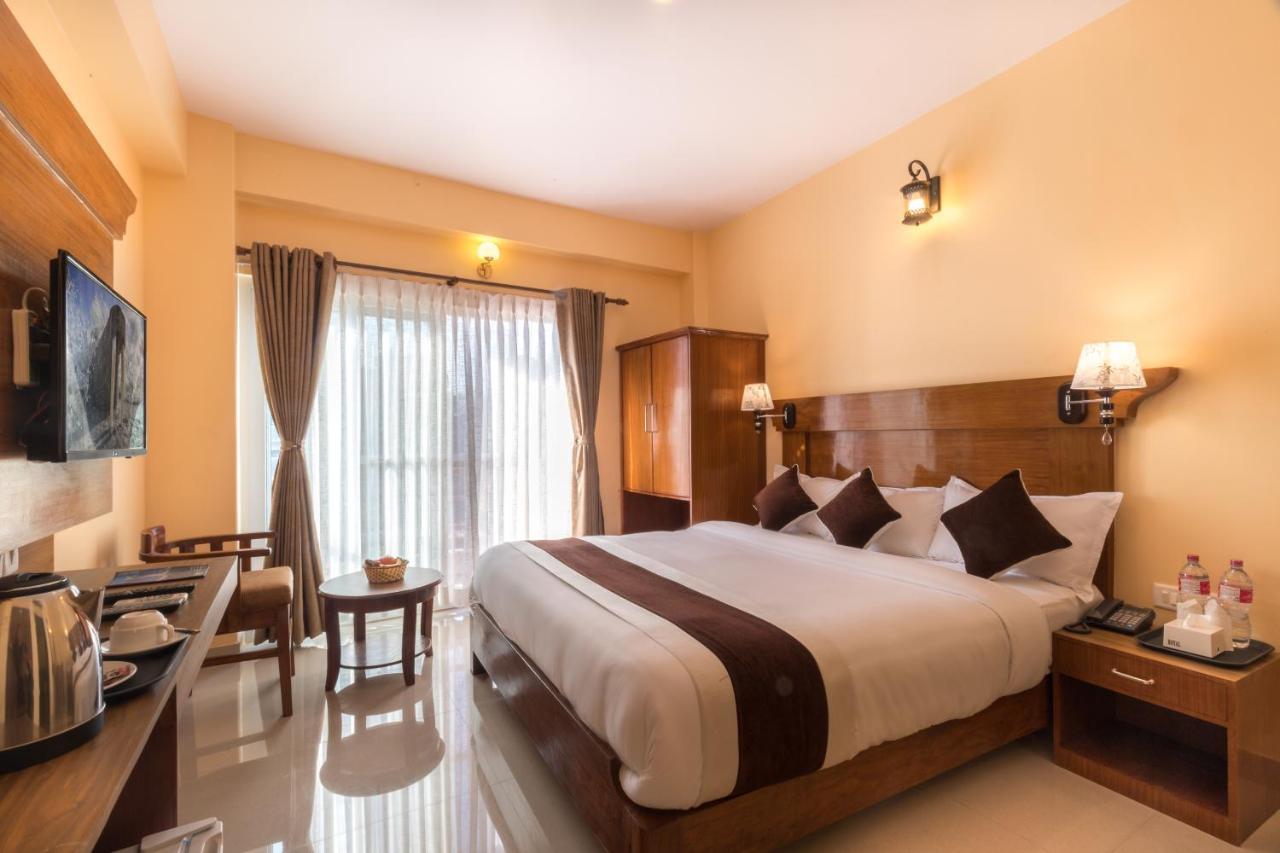 Hotel Lake Shore Pokhara Exterior foto