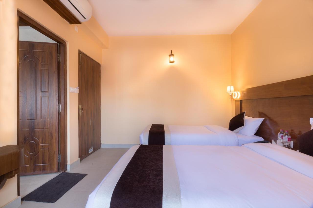 Hotel Lake Shore Pokhara Exterior foto