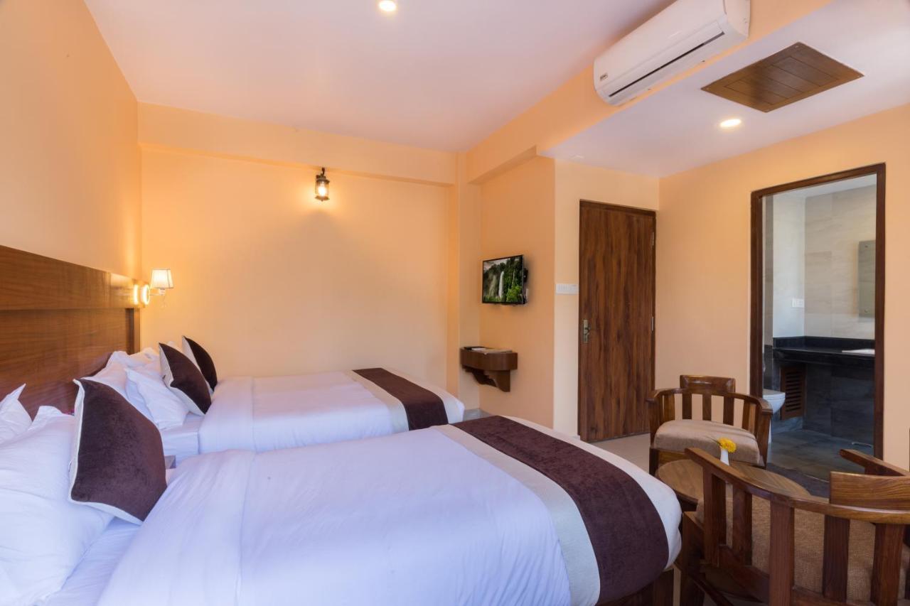 Hotel Lake Shore Pokhara Exterior foto