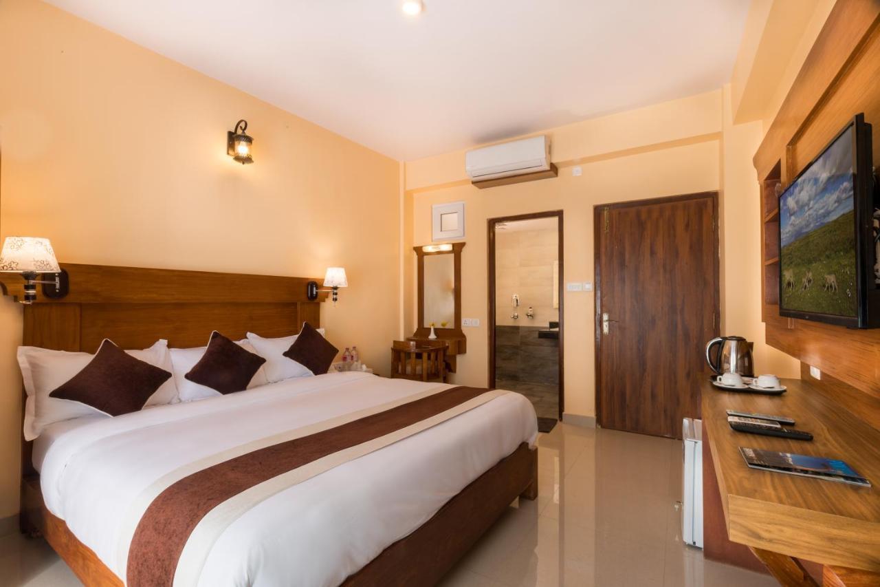 Hotel Lake Shore Pokhara Exterior foto